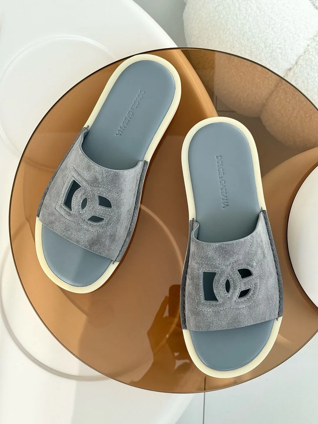 [DG*Dolce & Gabbana] P: 400💰 Size: 38-46 yards D&G/Dolce & Gabbana men’s DG hollow suede slippers FARFETCH original craftsmanship high-end quality